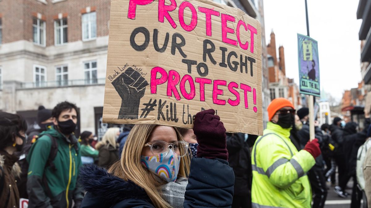 „Kill the Bill.“ Britská vláda chce víc pravomocí pro policii, lidé se bouří